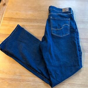 Levi’s womens signature gold totally shaping bootcut jeans. 30x32 medium wash